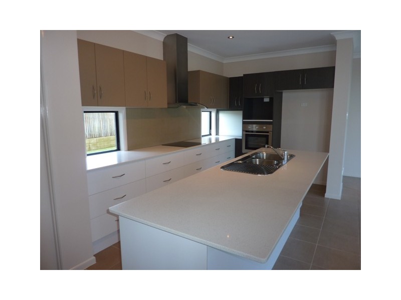 Bushland Beach QLD 4818