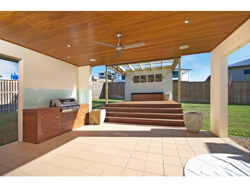 Bushland Beach QLD 4818