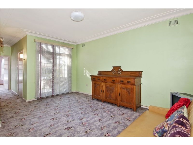 27 Bouvardia st, Russell Lea NSW 2046