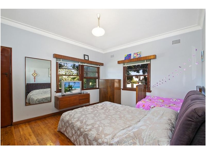 1 / 352 Lyons rd, Cnr Sibbick St, Russell Lea NSW 2046