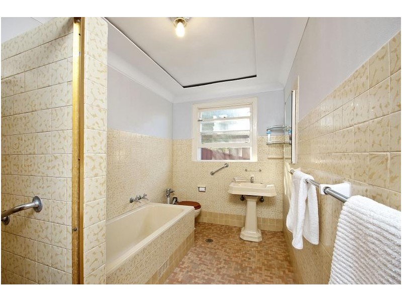 1 / 352 Lyons rd, Cnr Sibbick St, Russell Lea NSW 2046