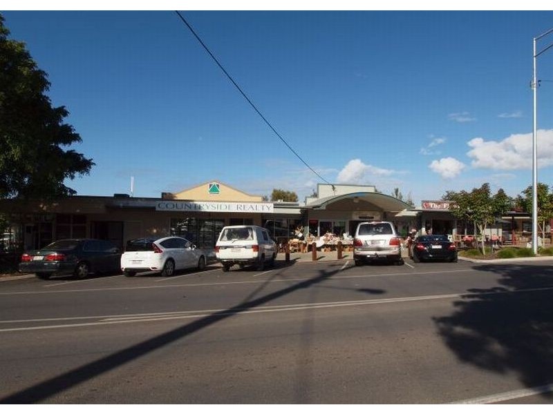 18 Memorial Avenue, Pomona QLD 4568