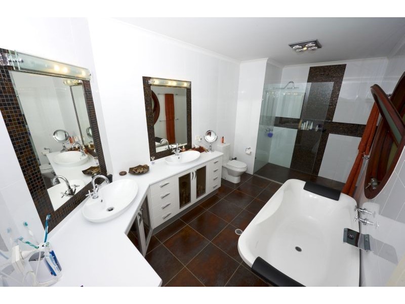 290 Black Mountain Road, Cooroy QLD 4563