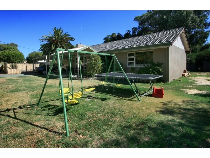 1 Kathleen Close, Maida Vale WA 6057