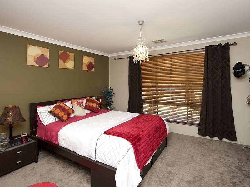 27 Wimbridge Road, Wattle Grove WA 6107