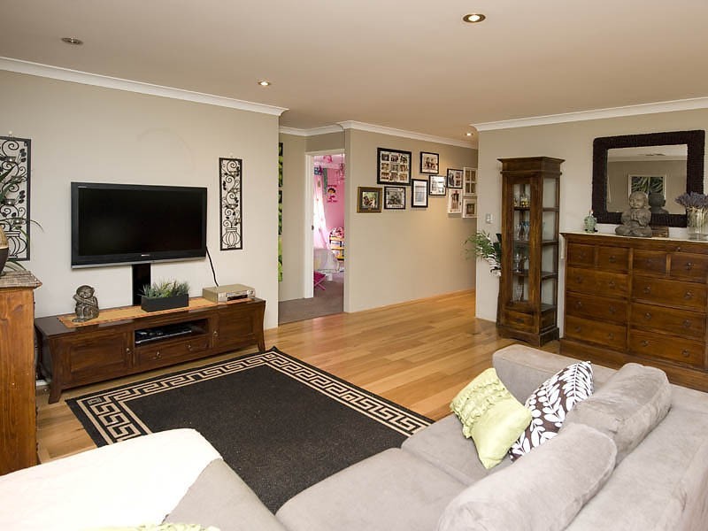 27 Wimbridge Road, Wattle Grove WA 6107