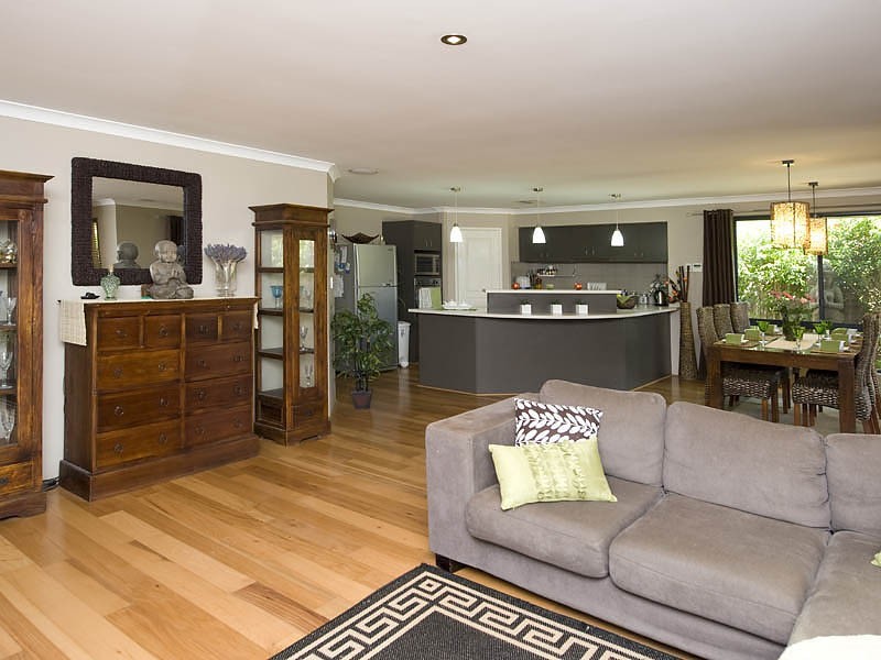 27 Wimbridge Road, Wattle Grove WA 6107