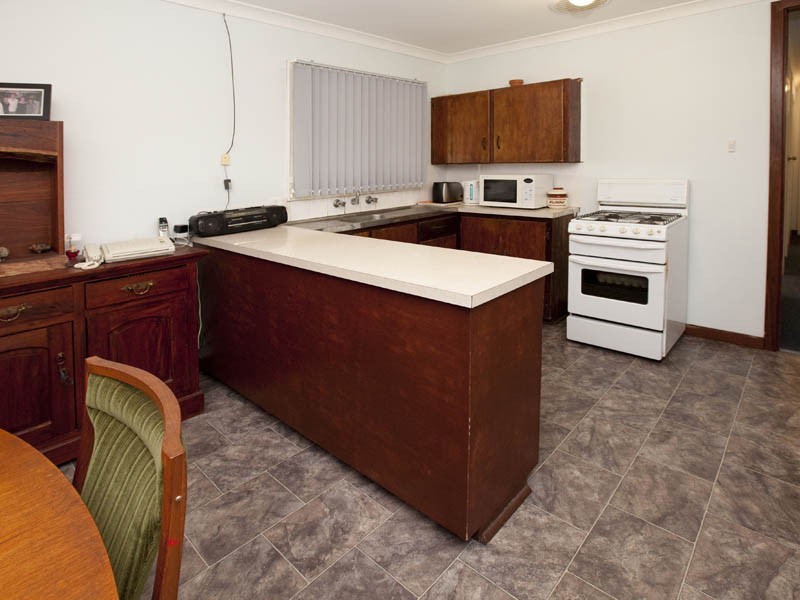 27 Grasmere Way, Kelmscott WA 6111