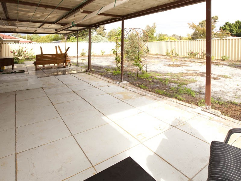 27 Grasmere Way, Kelmscott WA 6111