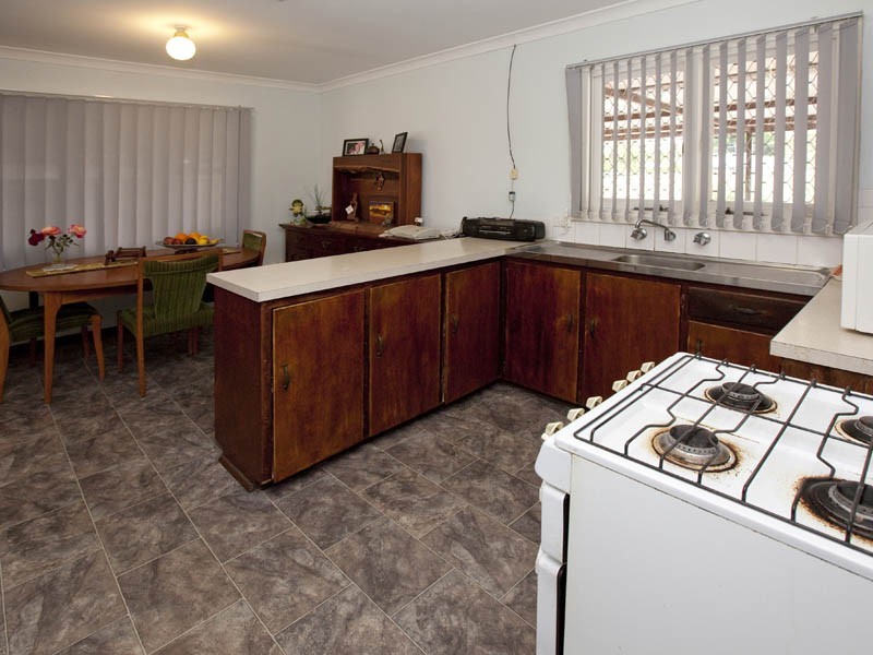 27 Grasmere Way, Kelmscott WA 6111