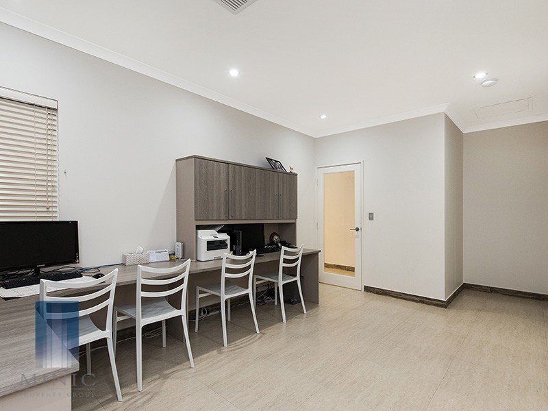 18 Nuffield Street, Piara Waters WA 6112