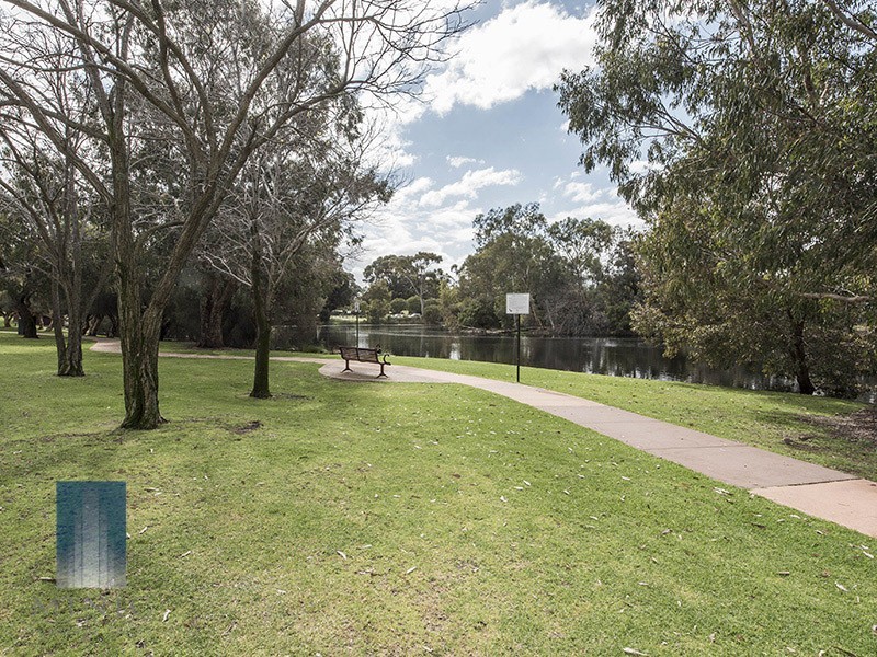 2/1 Clydesdale Street, Como WA 6152