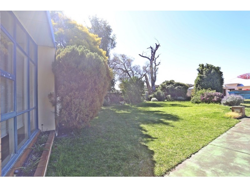 8 Rose Place, Wilson WA 6107