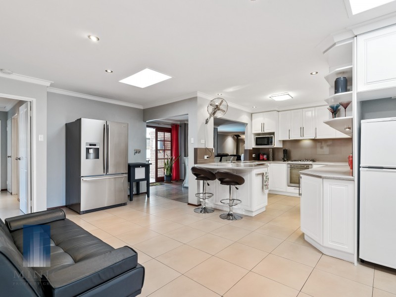 25 Winchester Way, Leeming WA 6149