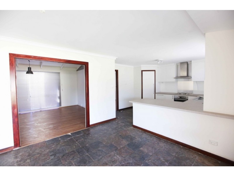 1 Thornlie Avenue, Thornlie WA 6108