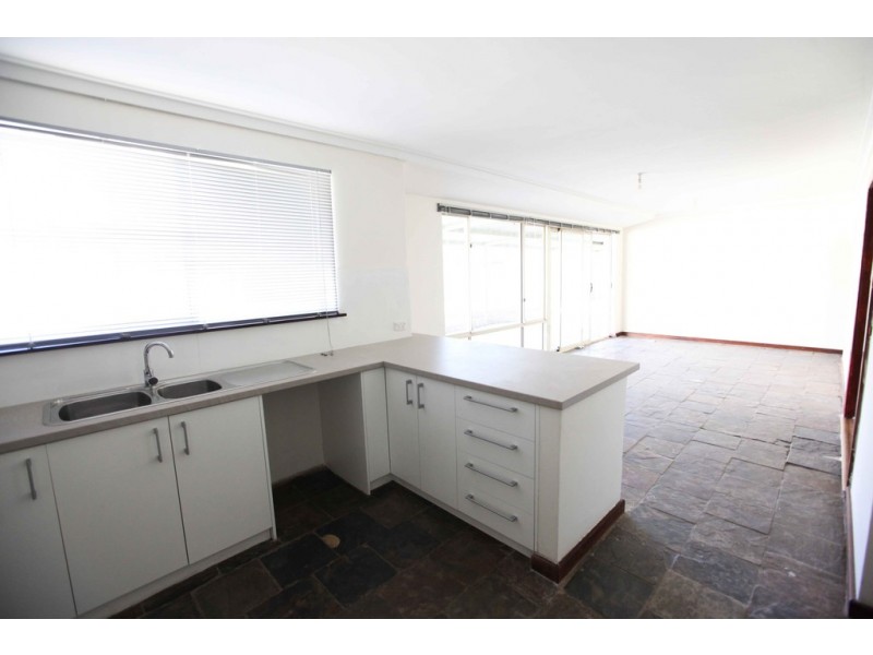 1 Thornlie Avenue, Thornlie WA 6108