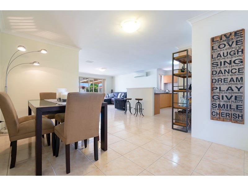 11/11 Longhurst Way, Queens Park WA 6107