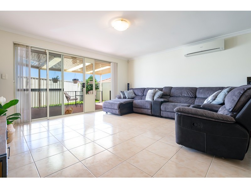 11/11 Longhurst Way, Queens Park WA 6107