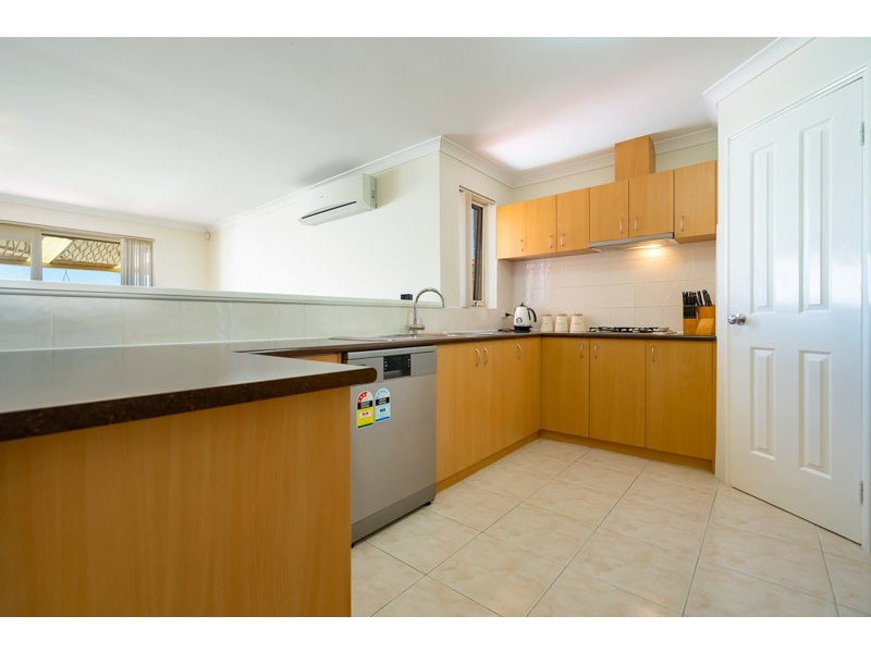 11/11 Longhurst Way, Queens Park WA 6107