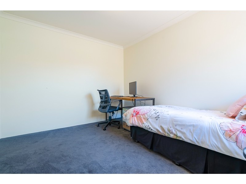 11/11 Longhurst Way, Queens Park WA 6107