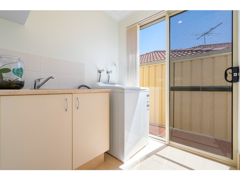 11/11 Longhurst Way, Queens Park WA 6107