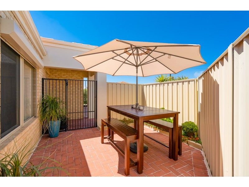 11/11 Longhurst Way, Queens Park WA 6107