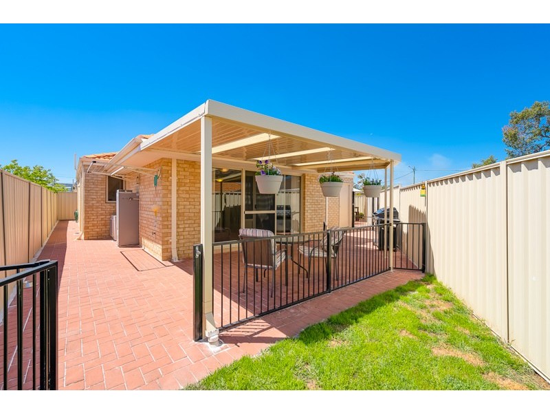 11/11 Longhurst Way, Queens Park WA 6107