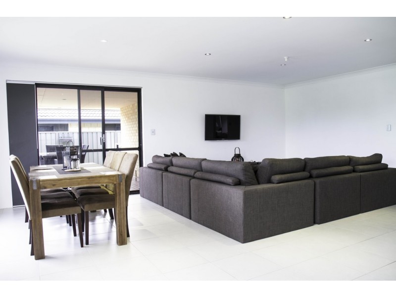 8 Ailette Elbow, Wattle Grove WA 6107