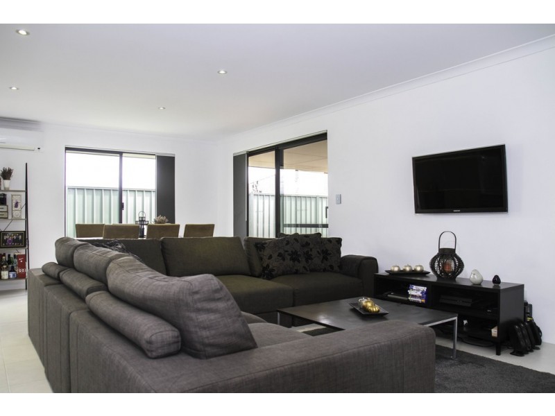 8 Ailette Elbow, Wattle Grove WA 6107