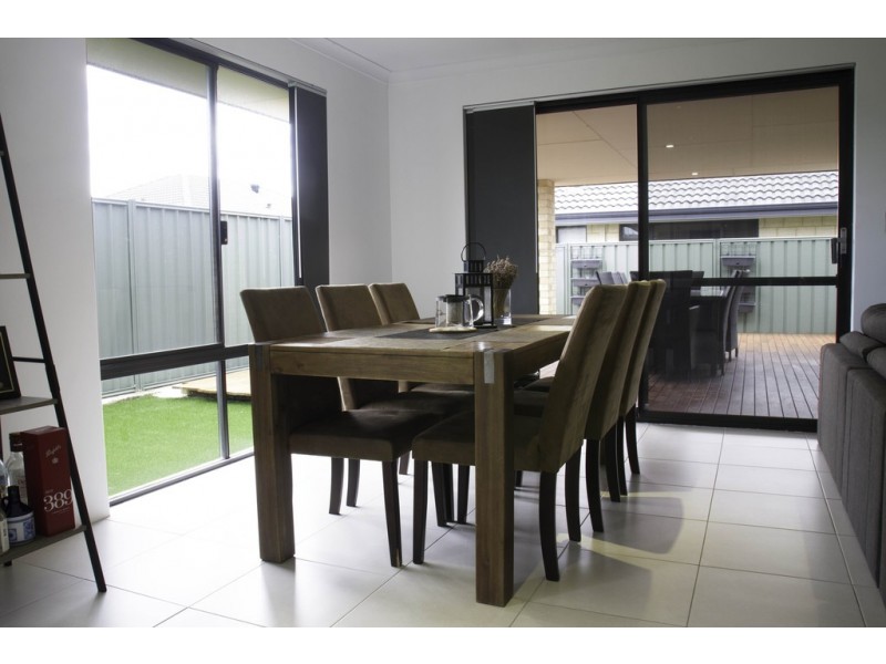 8 Ailette Elbow, Wattle Grove WA 6107