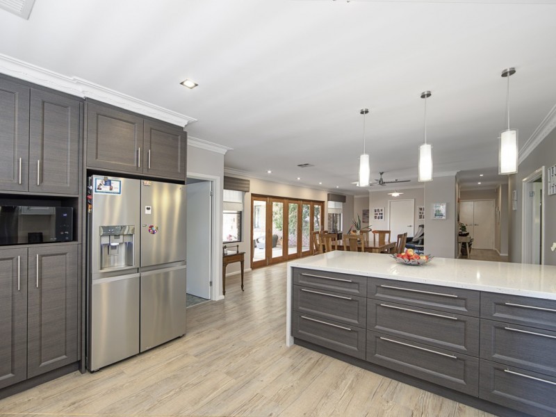 5 Vista Grove, Mount Nasura WA 6112