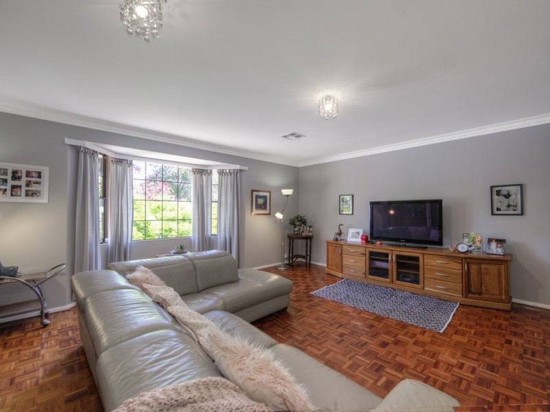 5 Vista Grove, Mount Nasura WA 6112