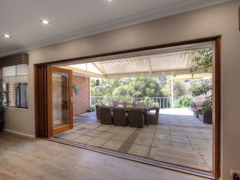 5 Vista Grove, Mount Nasura WA 6112