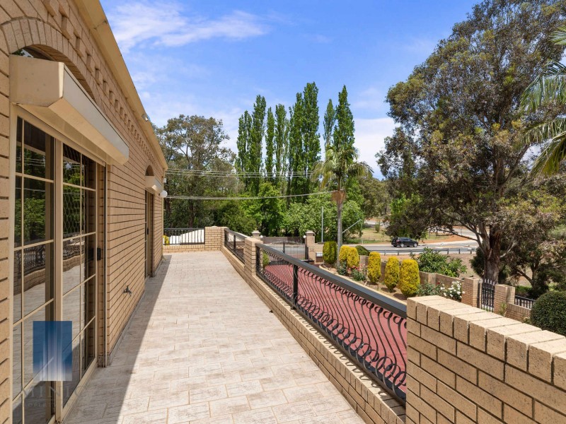 404 Lesmurdie Road, Lesmurdie WA 6076