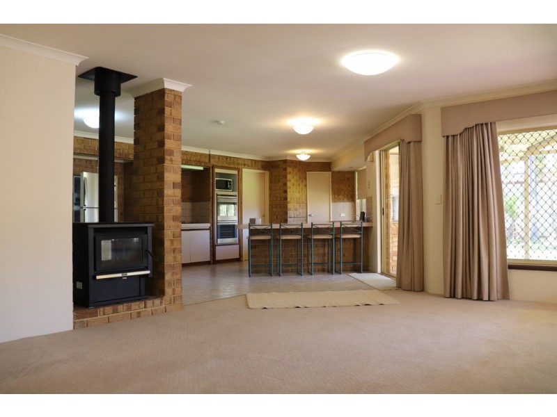 16 Meadowbrook Drive, Parkwood WA 6147