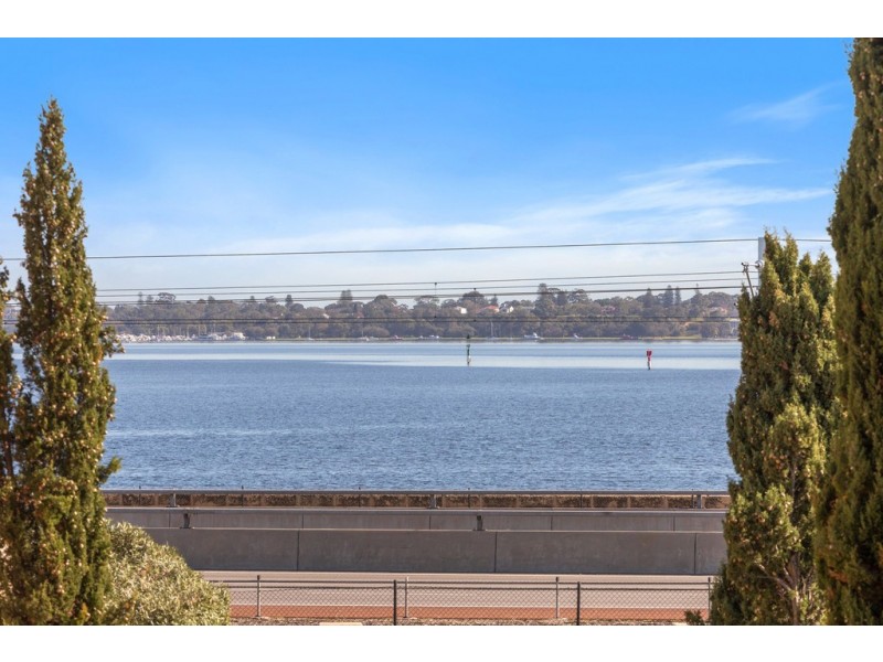 1/162 Melville Parade, Como WA 6152