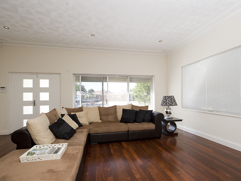 31 Leach Avenue, Riverton WA 6148