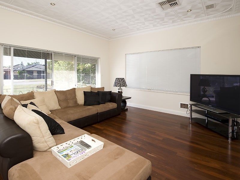 31 Leach Avenue, Riverton WA 6148