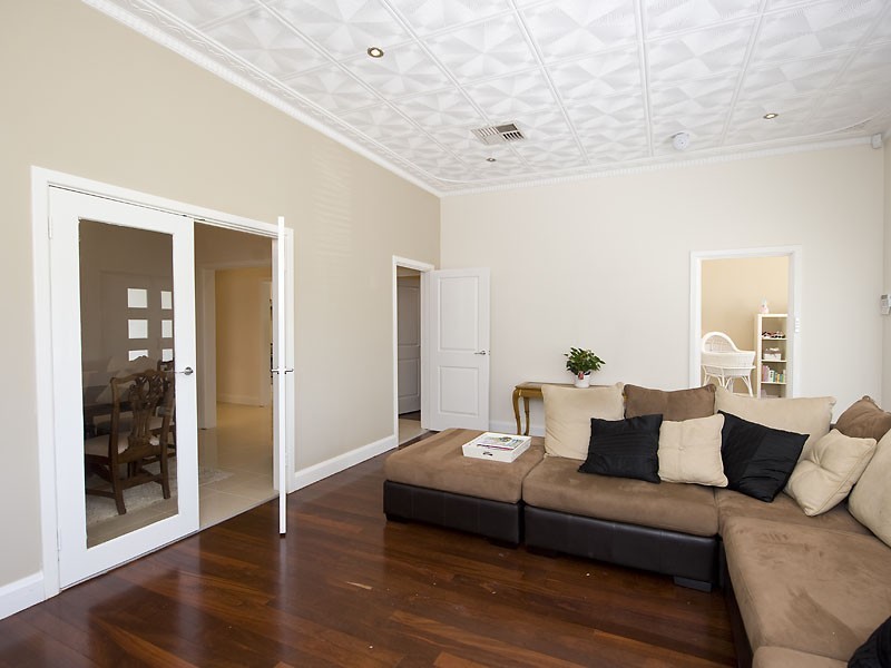 31 Leach Avenue, Riverton WA 6148