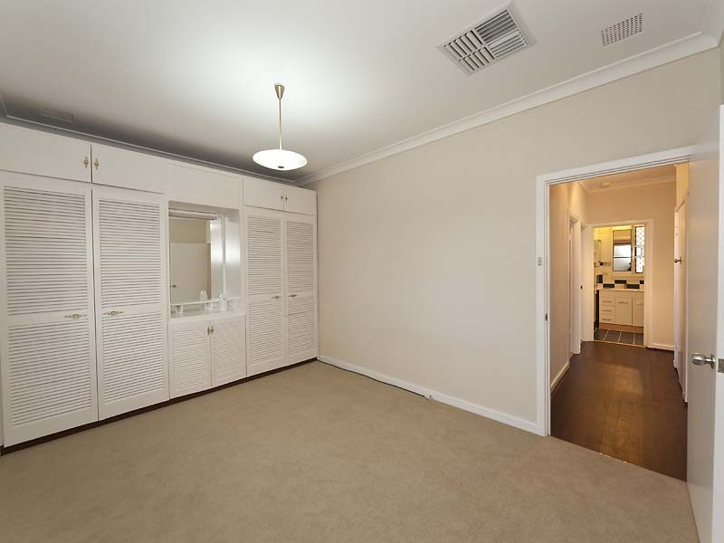 19 Teaguer Street, Wilson WA 6107