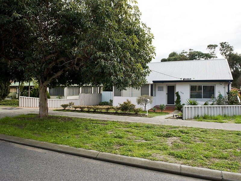 128 Barbican Street East, Shelley WA 6148