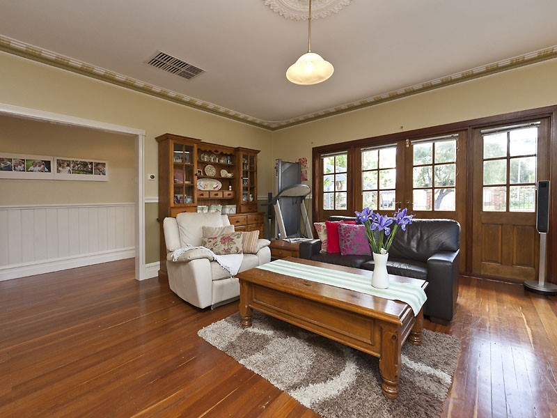 19 Leach Avenue, Riverton WA 6148