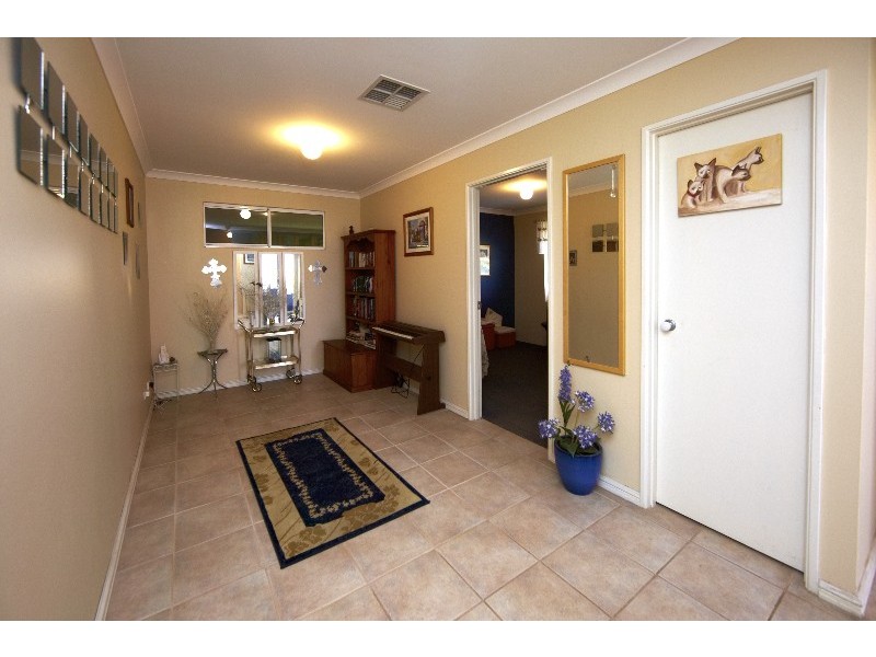 4 Silvereye Close, East Cannington WA 6107