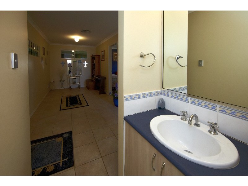 4 Silvereye Close, East Cannington WA 6107