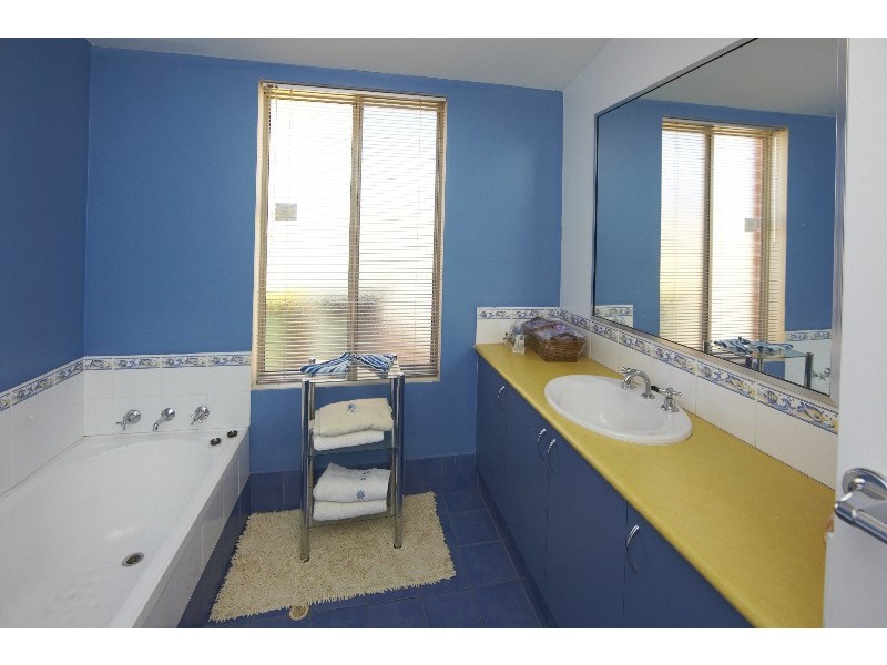 4 Silvereye Close, East Cannington WA 6107