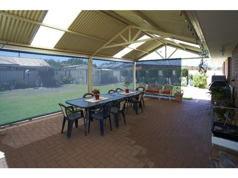 4 Silvereye Close, East Cannington WA 6107