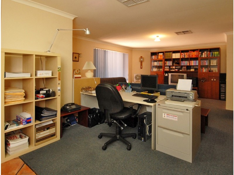 2/28 Hill View Tce, St James WA 6102