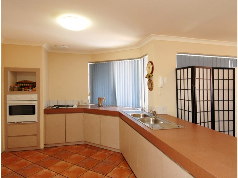 2/28 Hill View Tce, St James WA 6102