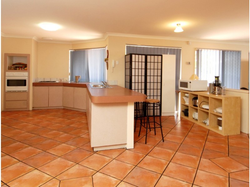 2/28 Hill View Tce, St James WA 6102