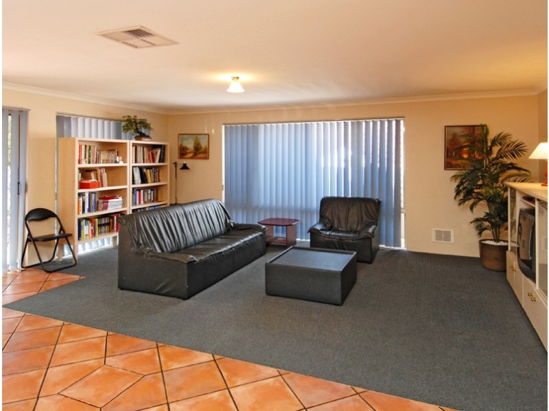 2/28 Hill View Tce, St James WA 6102